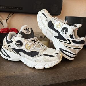 Adidas Astir Sneakers Women’s Size 7 Cloud White / Core Black / Cream White